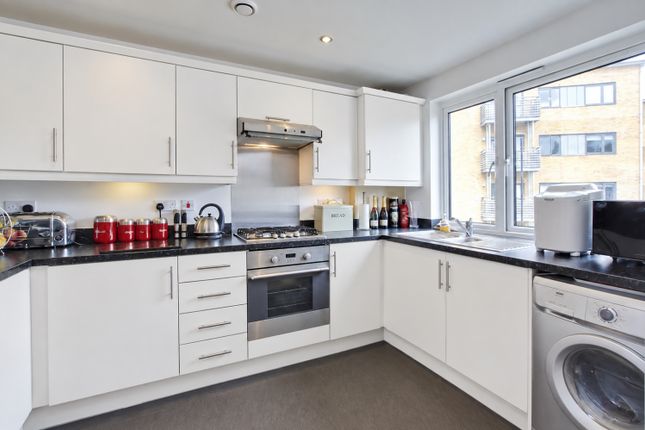 118, Victoria Way, London photo 4
