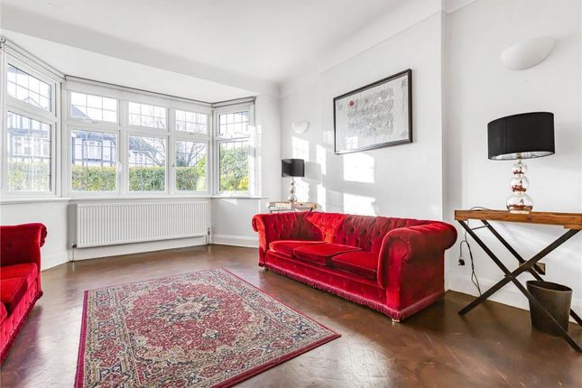 Hollybush Close, Wanstead photo 3