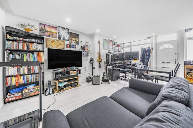 Flat for sale in Shoreham Close, Wandsworth, London