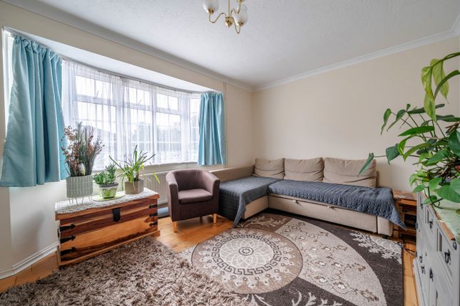 11, Shelton Close, Surrey photo 2