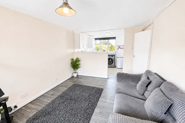 21, Mynchens, Basildon photo 3