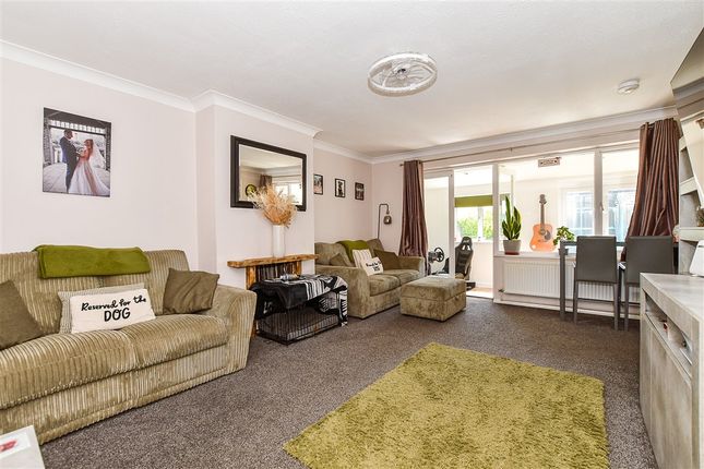 Taylor Road, Lydd-On-Sea photo 2