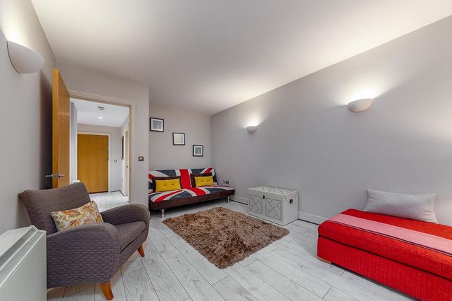 Flat 20, Londinium Tower Mansell Street, London photo 3