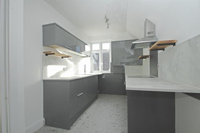 London Road, Surrey photo 5