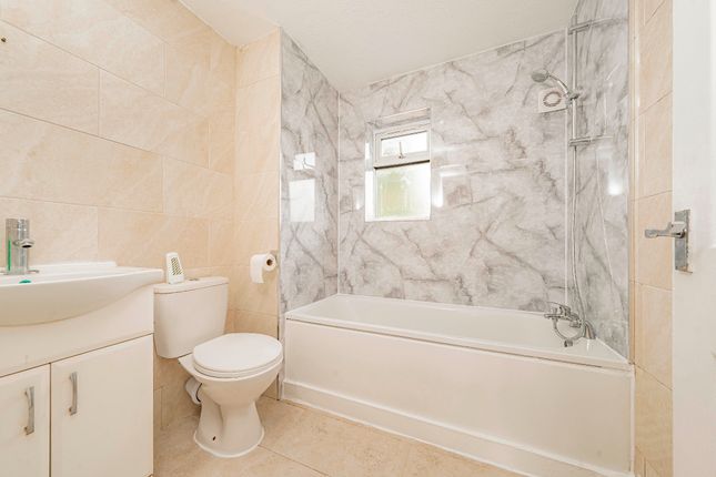 56 Pennine Road, Slough photo 4