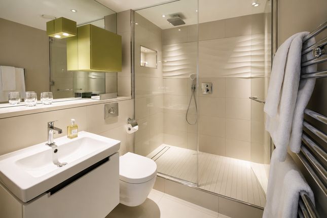 Flat 5d, Three Quays Apartments, 40 Lower Thames Street, London photo 4