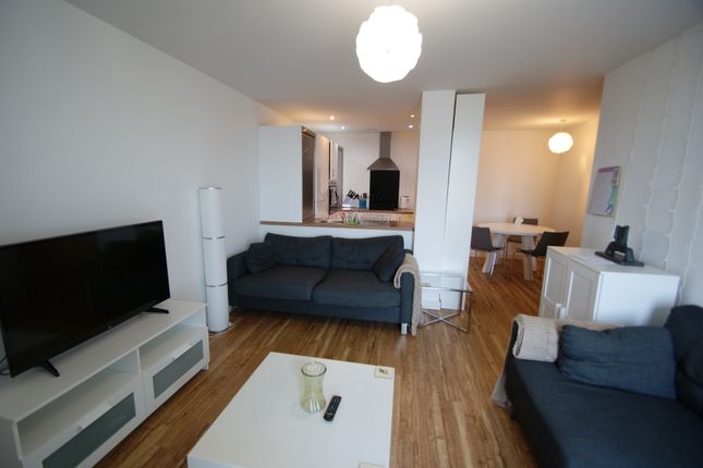 A2305 X1 Media City, Michigan Avenue, Salford photo 3