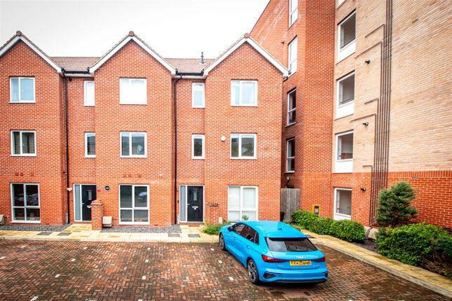 Town house to rent in Marquess Drive, Bletchley, Milton Keynes