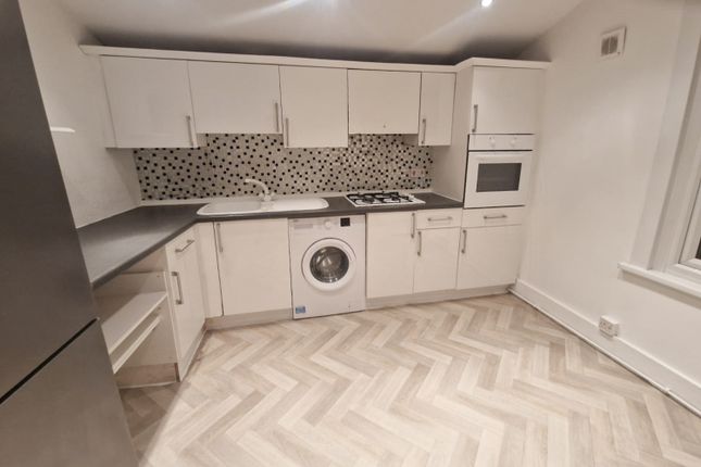 Flat to rent in Thorold Road, Ilford, Essex