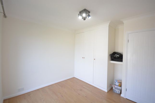 Flat to rent in 127 Stonecot Hill, Sutton, London