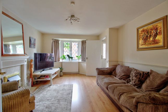 2 Watson Close, Wokingham photo 3