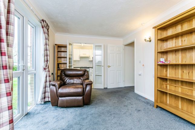 6 Hillcroft Court,, Chaldon Road, Surrey photo 4
