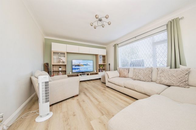 Applecross, Victoria Avenue, FRINTON-ON-SEA photo 2