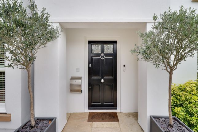 8b Trystings Close, Esher photo 2
