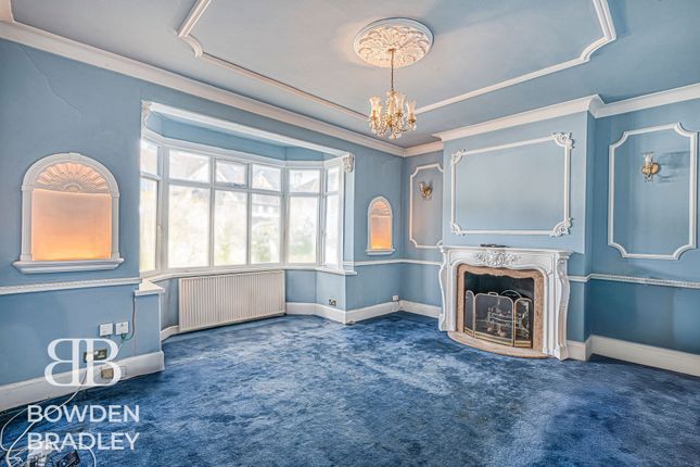 41 Castleview Gardens, Ilford photo 4