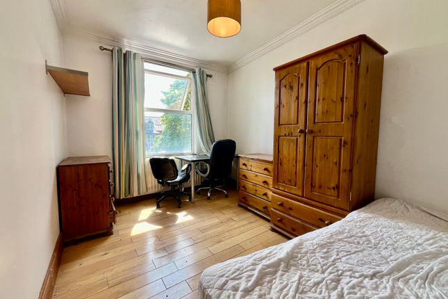 72a, LEEDS photo 4