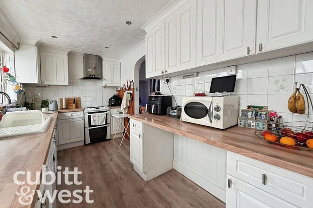 26, Overton Crescent, Havant photo 3