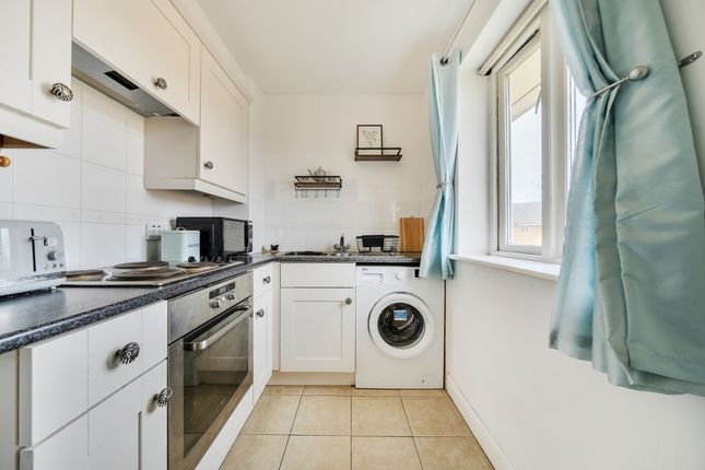 9 Heath Court, Stanley Close, London photo 3