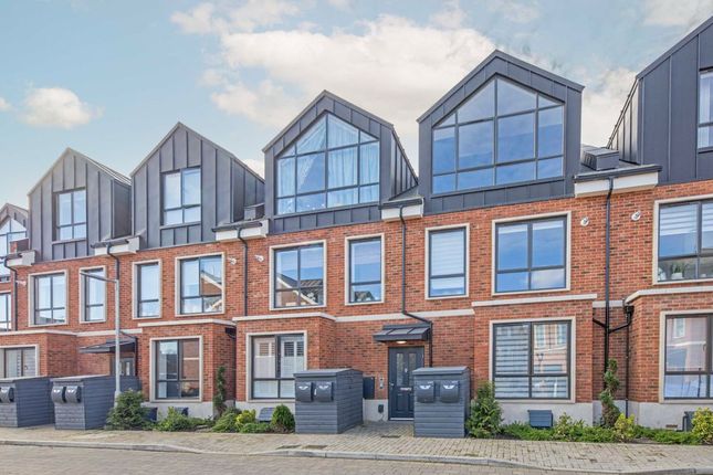 Thumbnail Flat for sale in Harlow Gardens, Kingston Upon Thames