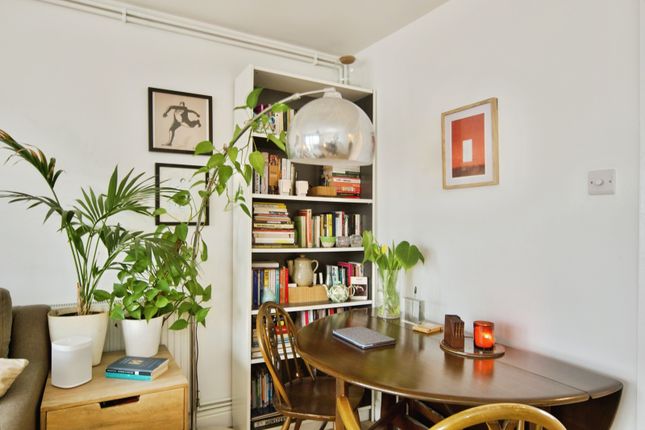 21, The Birches, London photo 4