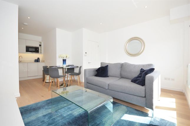 Flat to rent in Argyle House, Dee Road, Richmond