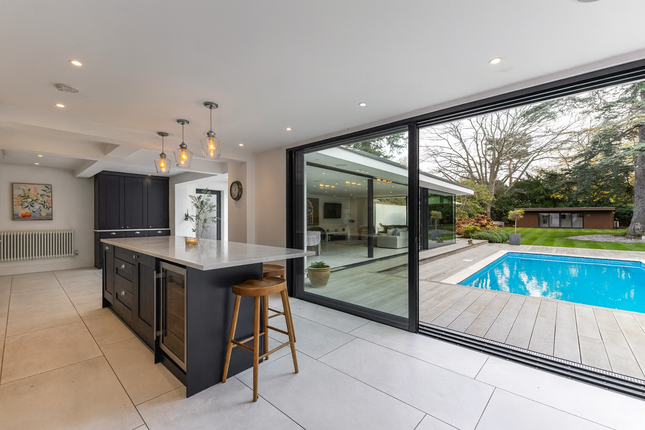 12, High Pine Close, Weybridge photo 4