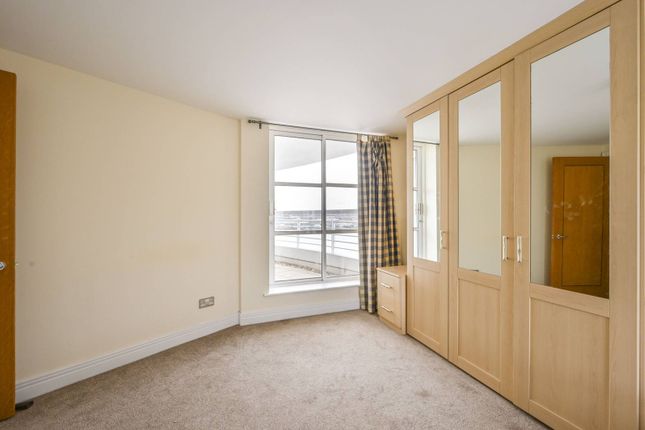 Flat to rent in Barrier Point Road, Docklands, London