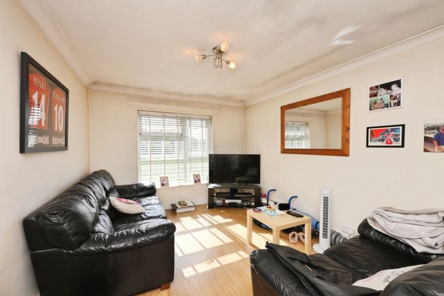 20, Harrington Court, Hertford photo 2