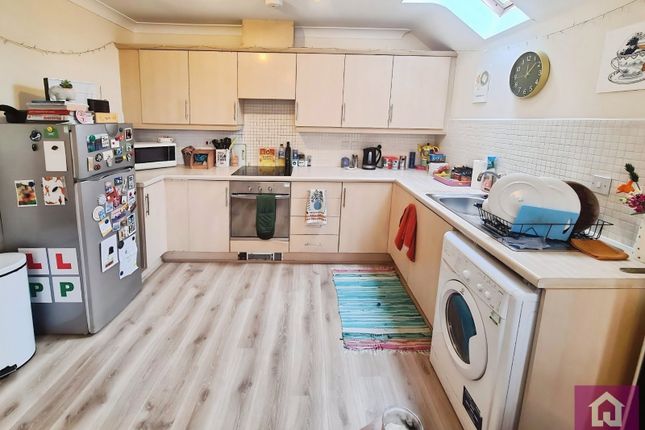 32, Hadfield Close, Greater Manchester photo 4