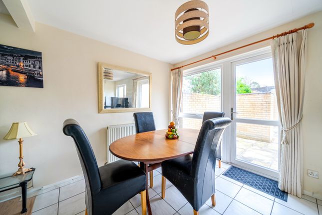 5, Holme Chase, Weybridge photo 4