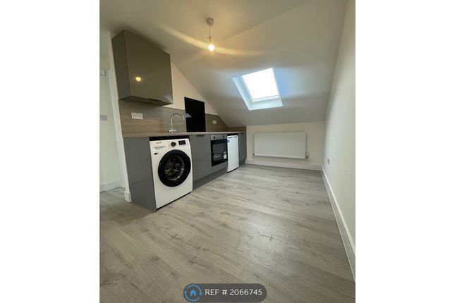 Flat to rent in Hinton Road, London