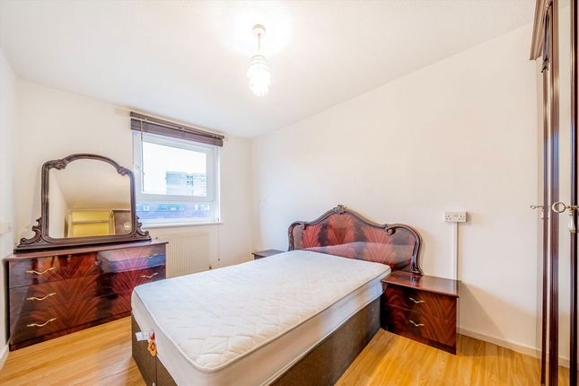 48, Ruddstreet Close, London photo 4