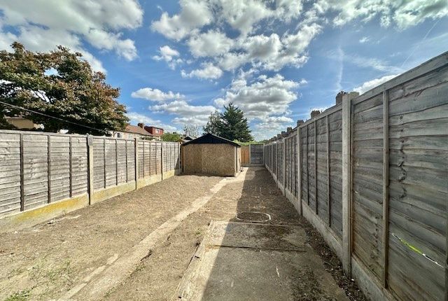 115, Dagenham photo 5