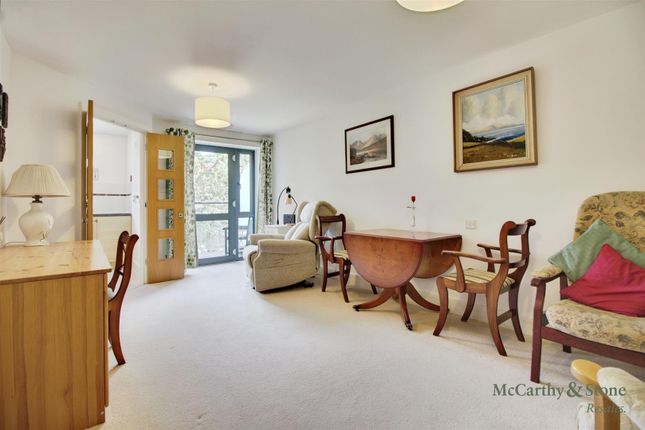 261 Darkes Lane, Potters Bar photo 4
