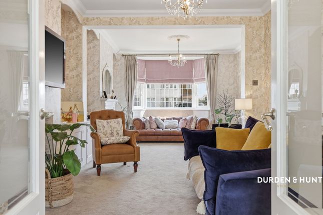 2 Coteford Close, Loughton photo 2