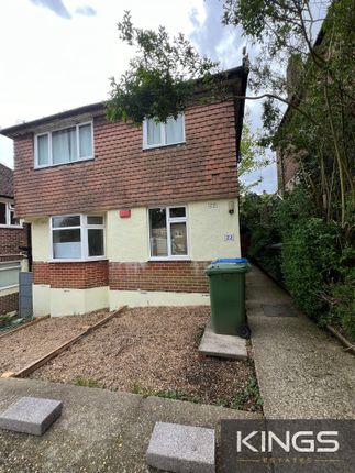 Flat to rent in Vale Drive, Southampton