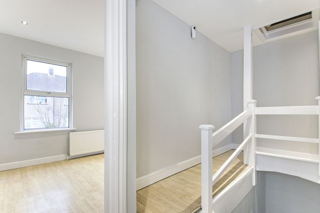 100, Rushdene, London photo 2