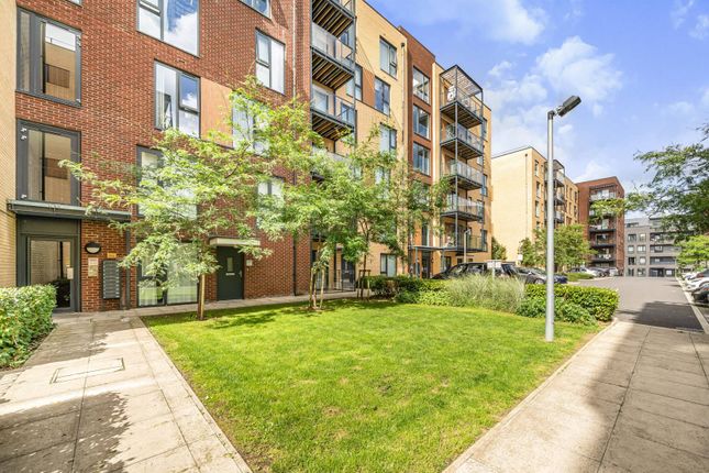 Flat to rent in Silverworks Close, Colindale, London