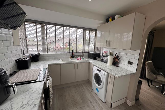 32, Denbrook Walk, Bradford photo 3
