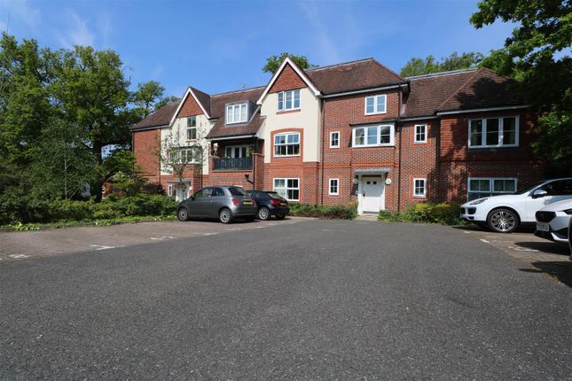 Flat to rent in St. Catherines Wood, Camberley