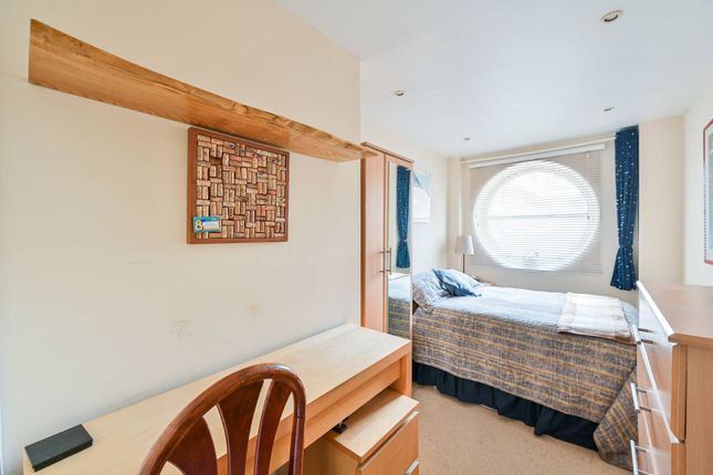 Flat to rent in Baltic Quay, Rotherhithe, London