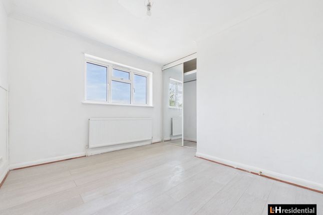 85b Cardinal Avenue, Borehamwood photo 3