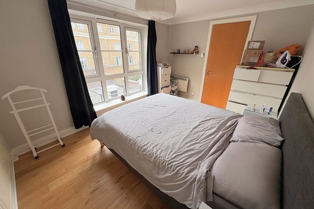 Flat 7, Roberts Court, London photo 4