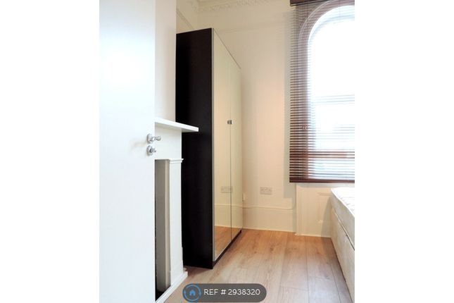 Room  Burrage Road, London photo 2