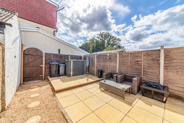 265a, Woodham Lane, Addlestone photo 4