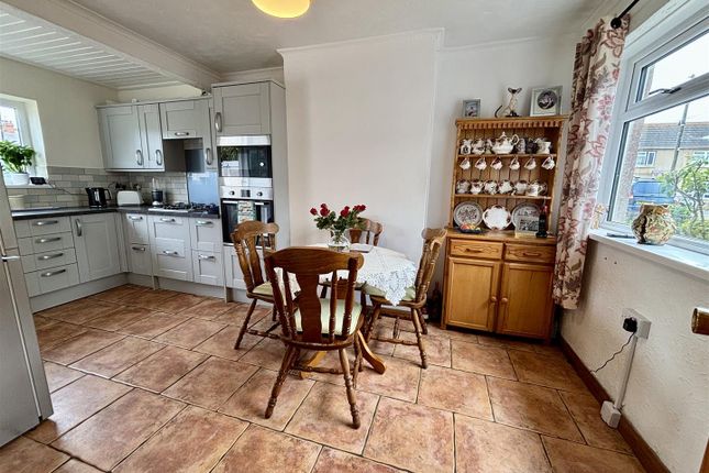 16, Glanaber, Burry Port photo 3