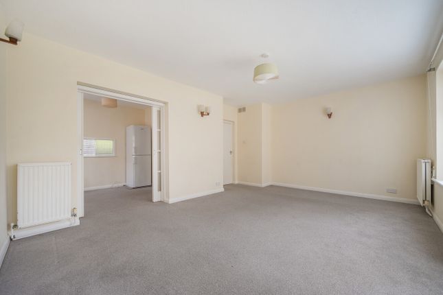21, Beacon Hill Court, Surrey photo 3