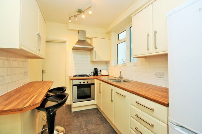 34 Highcroft Gardens, London photo 2