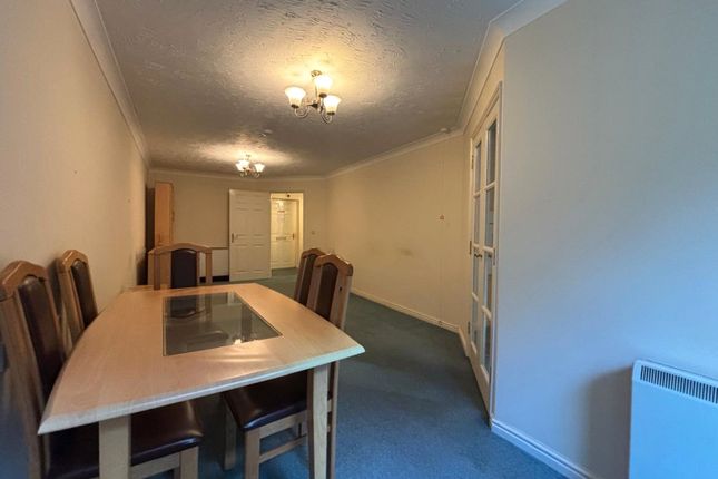 Flat 18,, Woodlands Court, Chatham photo 3