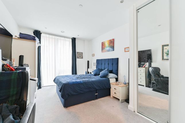 Thumbnail Flat for sale in Shackleton Way E16, Canary Wharf, London,
